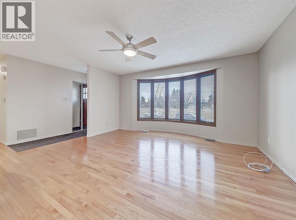 44 Granlea Place Sw, Calgary, Alberta  T3E 4K2 - Photo 8 - A2285137