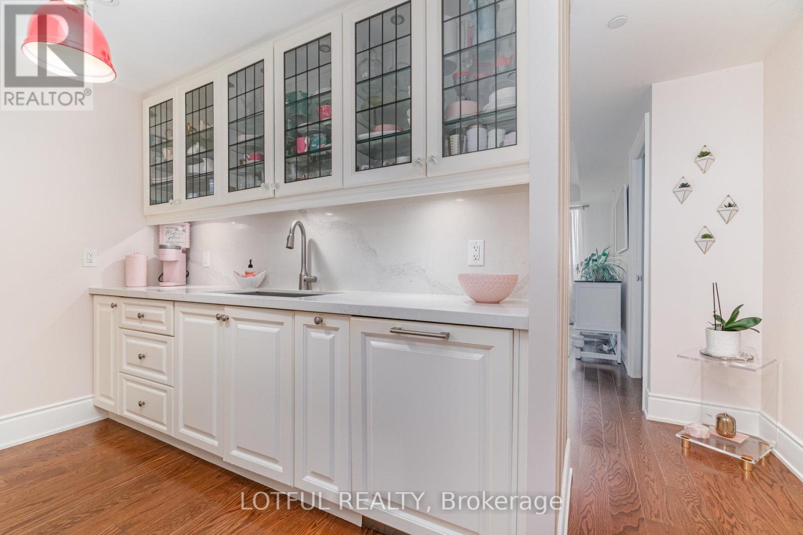 711 - 3500 Lakeshore Road W, Oakville, Ontario  L6L 0B4 - Photo 8 - W12786952