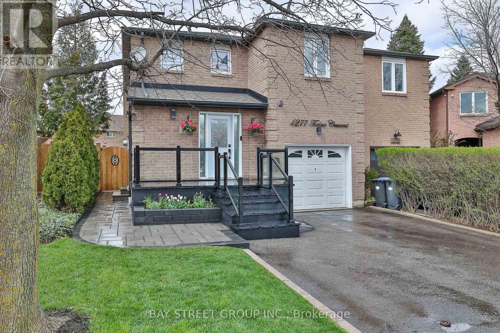 4277 Torino Crescent, Mississauga, Ontario  L4W 3T4 - Photo 2 - W12786920