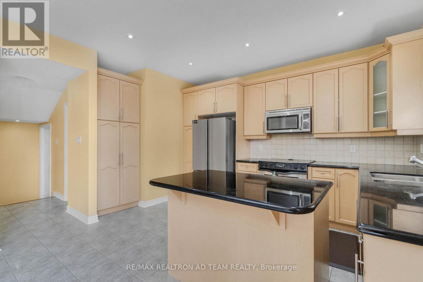 498 Tremblant Court, Mississauga, Ontario  L5W 1P4 - Photo 14 - W12786942