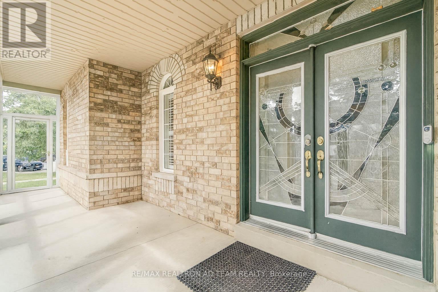 498 Tremblant Court, Mississauga, Ontario  L5W 1P4 - Photo 6 - W12786942