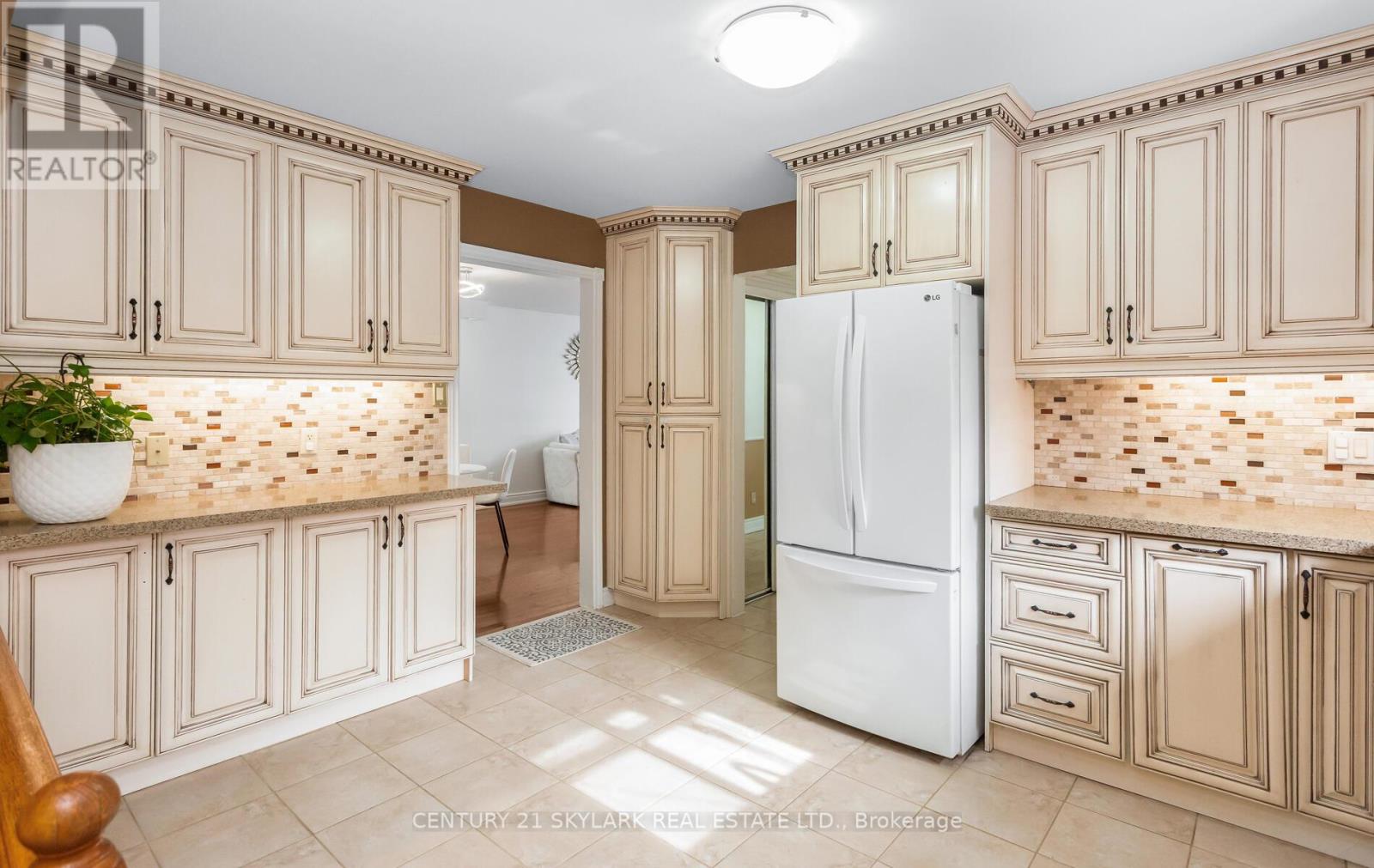 3353 Martins Pine Crescent, Mississauga, Ontario  L5L 1G3 - Photo 9 - W12786980