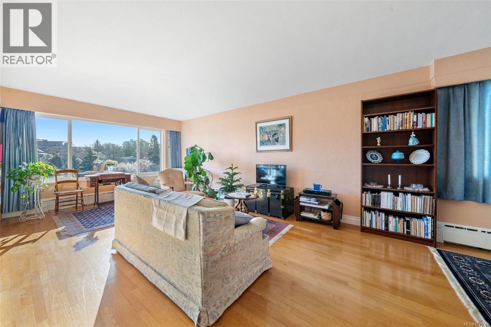 305 1270 Beach Dr, Oak Bay, British Columbia  V8S 2N3 - Photo 2 - 1025553