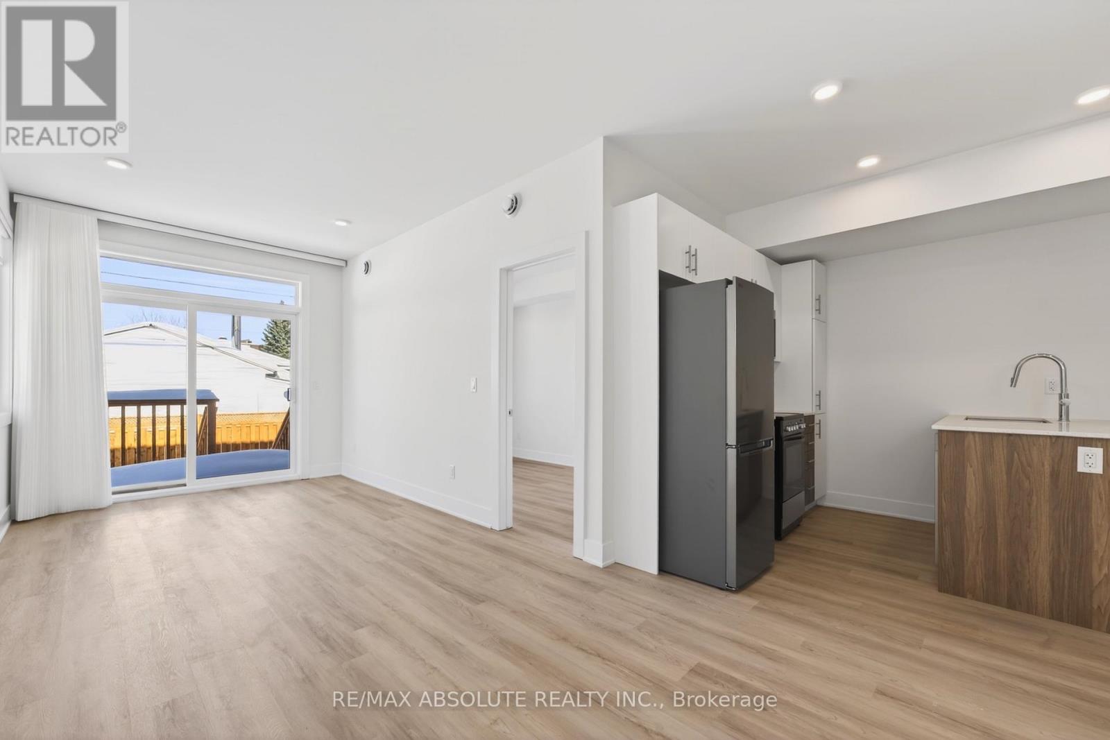 B - 181 Columbus Avenue, Ottawa, Ontario  K1K 1P7 - Photo 4 - X12787098