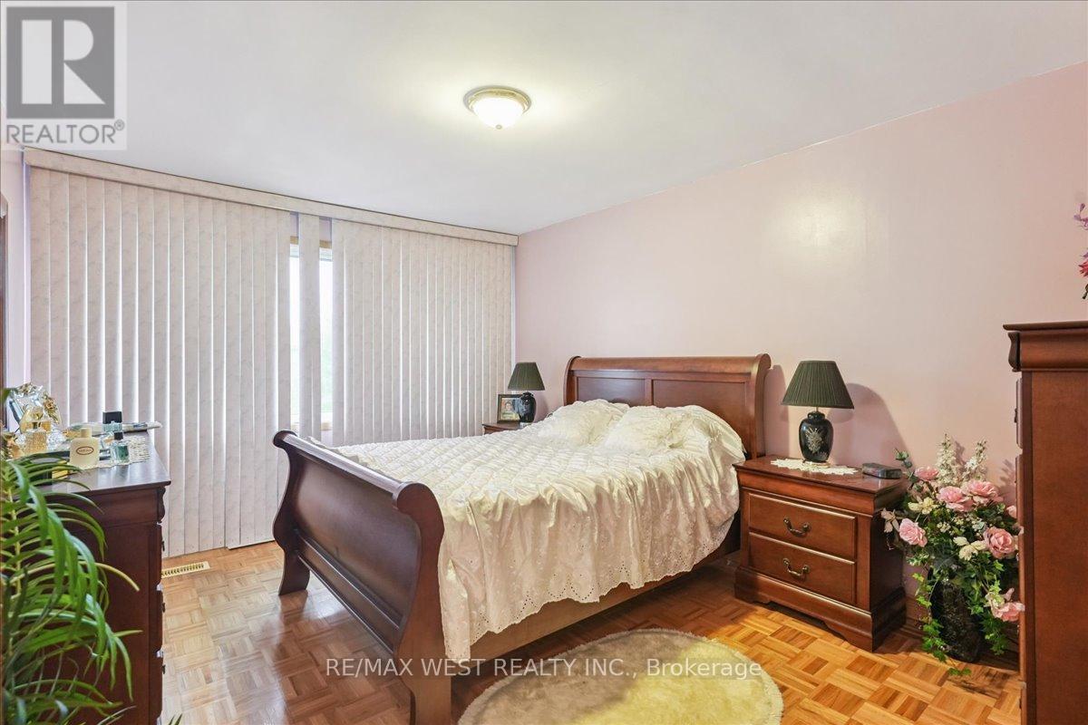 3 Hilldale Road Nw, Toronto, Ontario  M6N 3Y1 - Photo 7 - W12253863