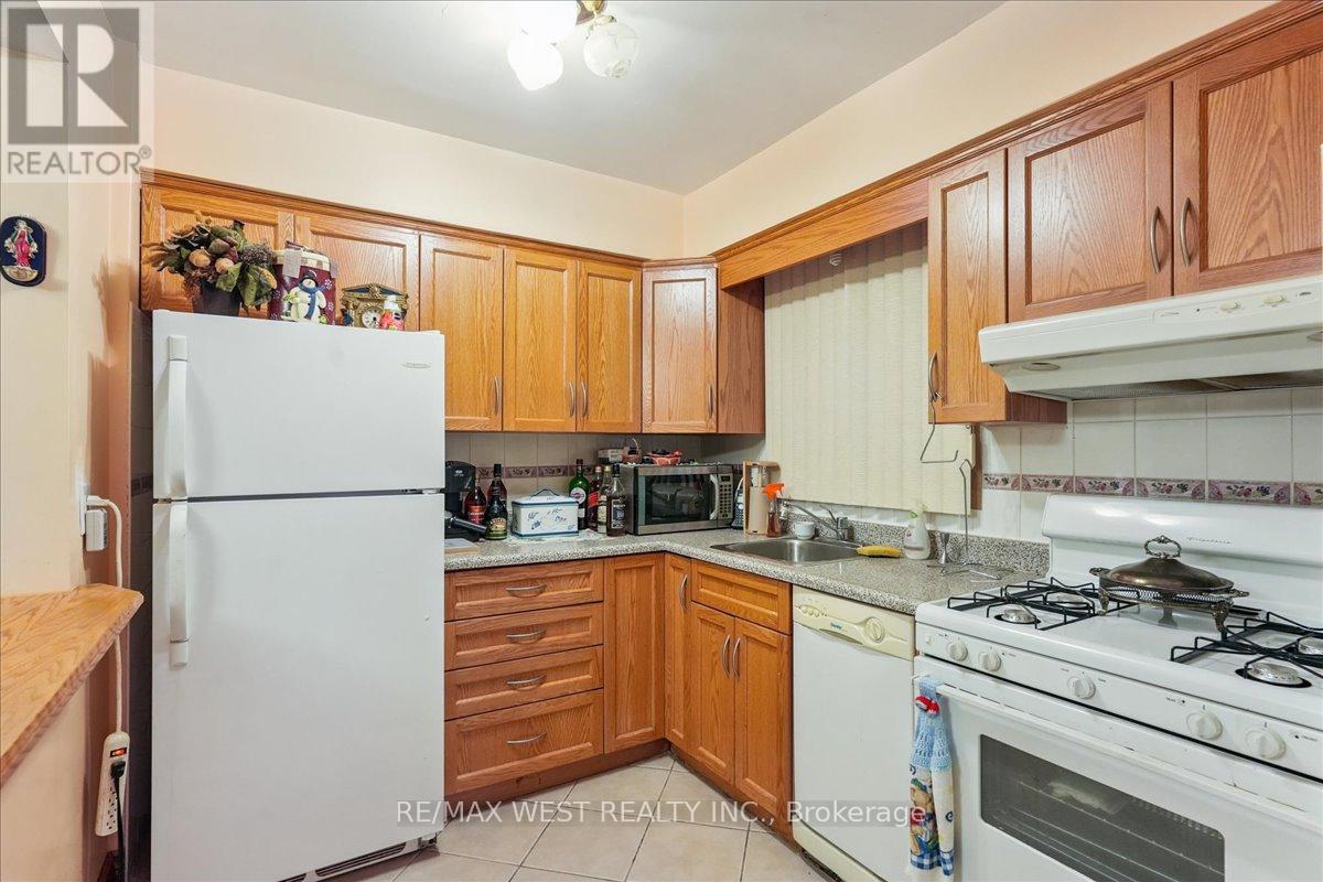 3 Hilldale Road Nw, Toronto, Ontario  M6N 3Y1 - Photo 4 - W12253863