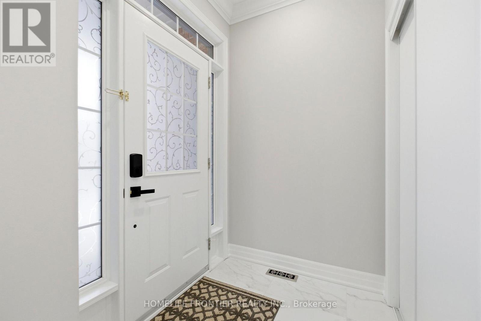 107 Mynden Way, Newmarket (Woodland Hill), Ontario  L3X 3B7 - Photo 3 - N12787140