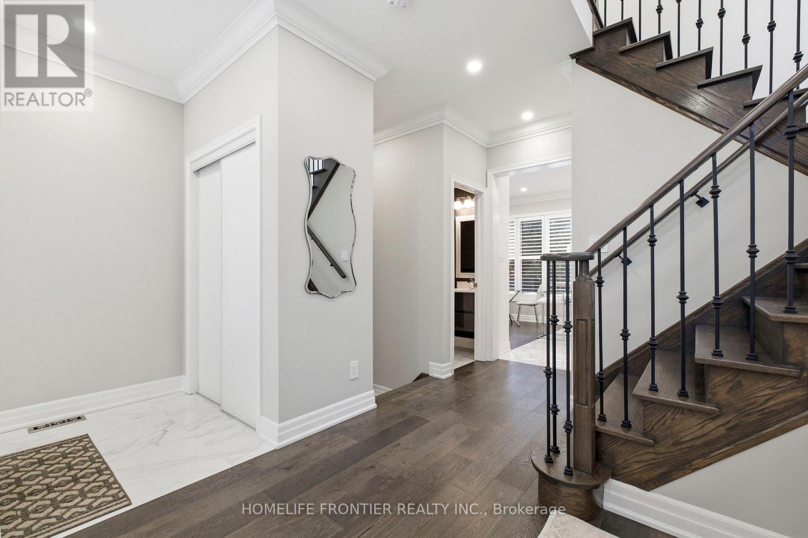 107 Mynden Way, Newmarket (Woodland Hill), Ontario  L3X 3B7 - Photo 4 - N12787140