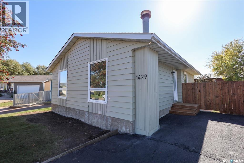 1429 Lacroix Crescent, Prince Albert, Saskatchewan  S6V 6R6 - Photo 3 - SK028448