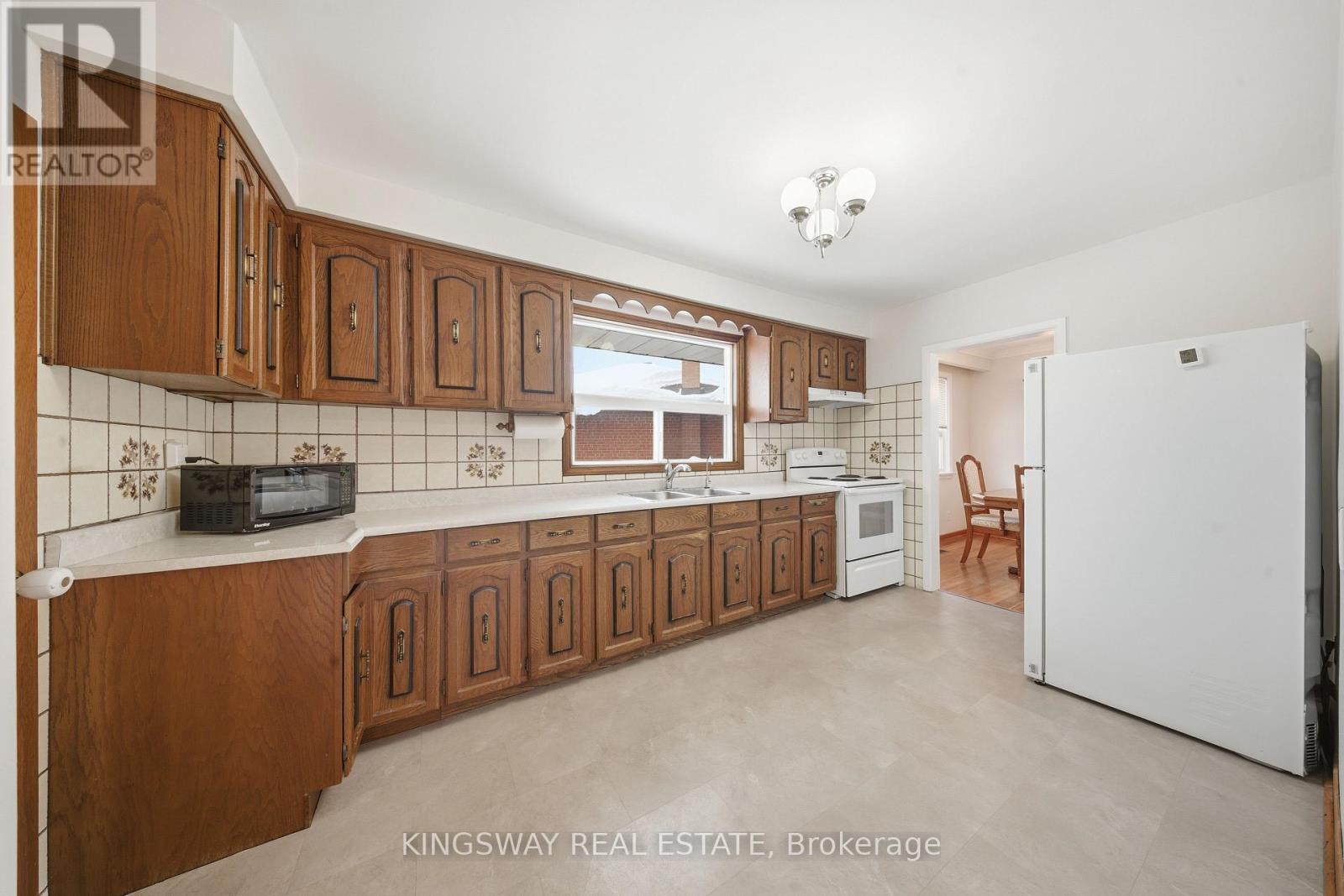 163 Floradale Drive, Mississauga, Ontario  L5B 1G2 - Photo 10 - W12750544