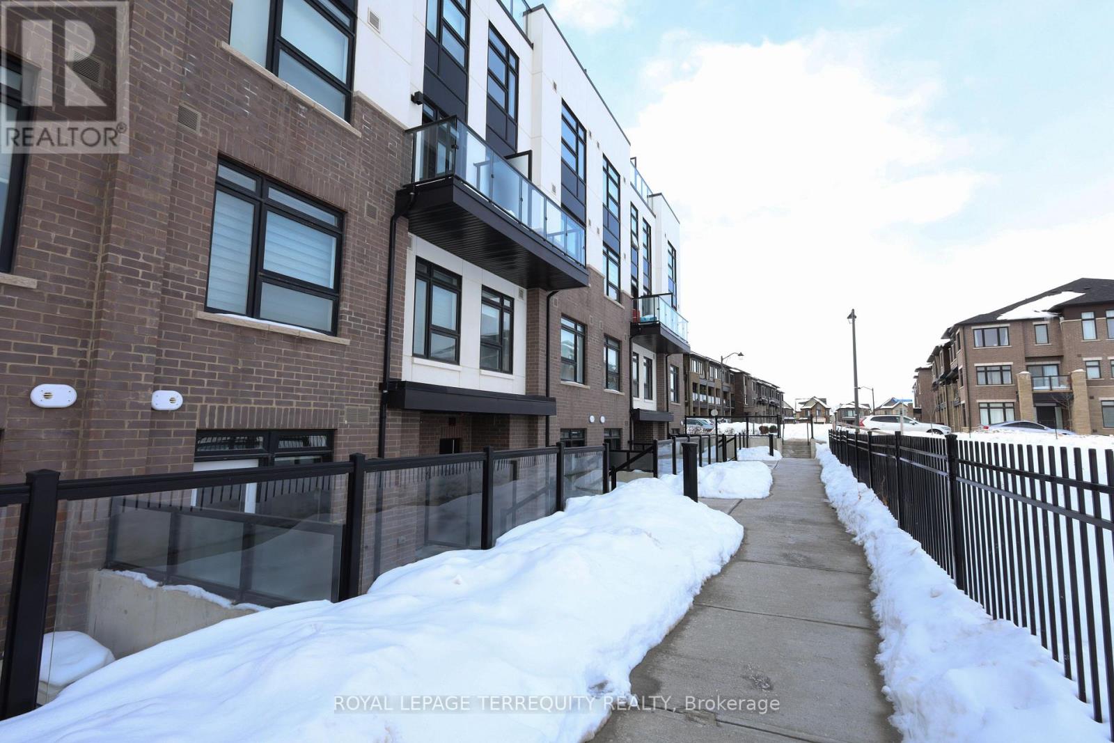 129 - 1573 Rose Way, Milton, Ontario  L9E 1N4 - Photo 3 - W12787130