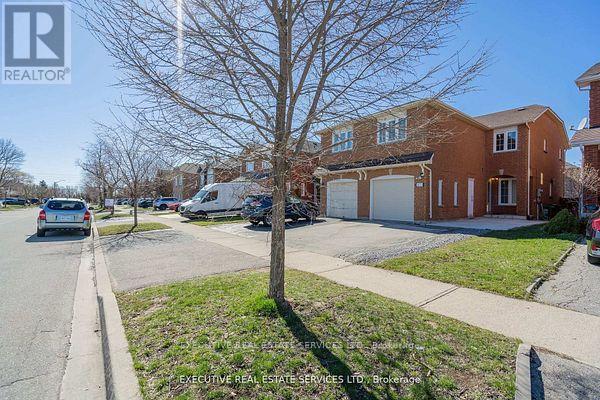 3873 Densbury Drive, Mississauga, Ontario  L5N 6Y9 - Photo 4 - W12787134