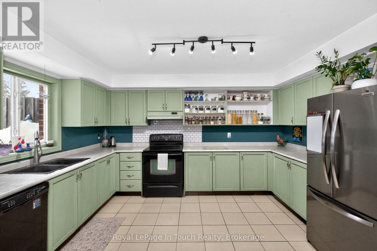 42 Owen Street, Penetanguishene, Ontario L9M 1M8 - Photo 12 - S12787254