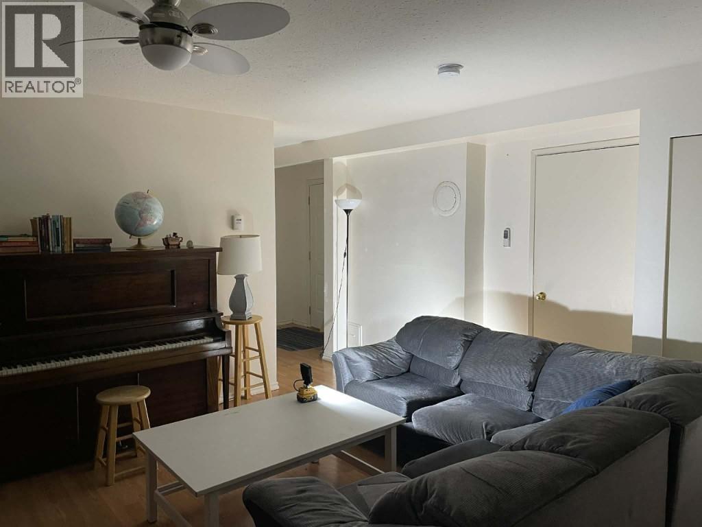 1214 Carol Place, Gibsons, British Columbia  V0N 1V4 - Photo 2 - R3089719