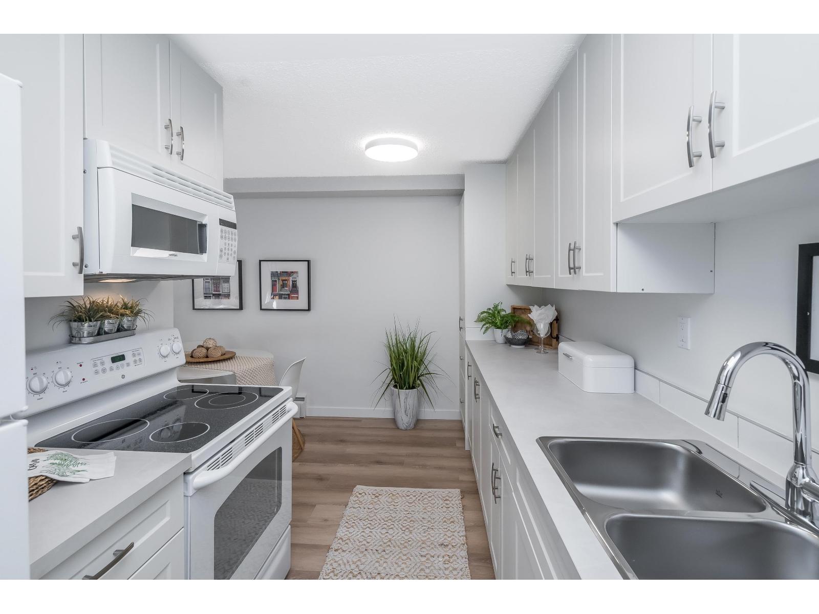 110 15020 North Bluff Road, White Rock, British Columbia  V4B 5A4 - Photo 12 - R3089205