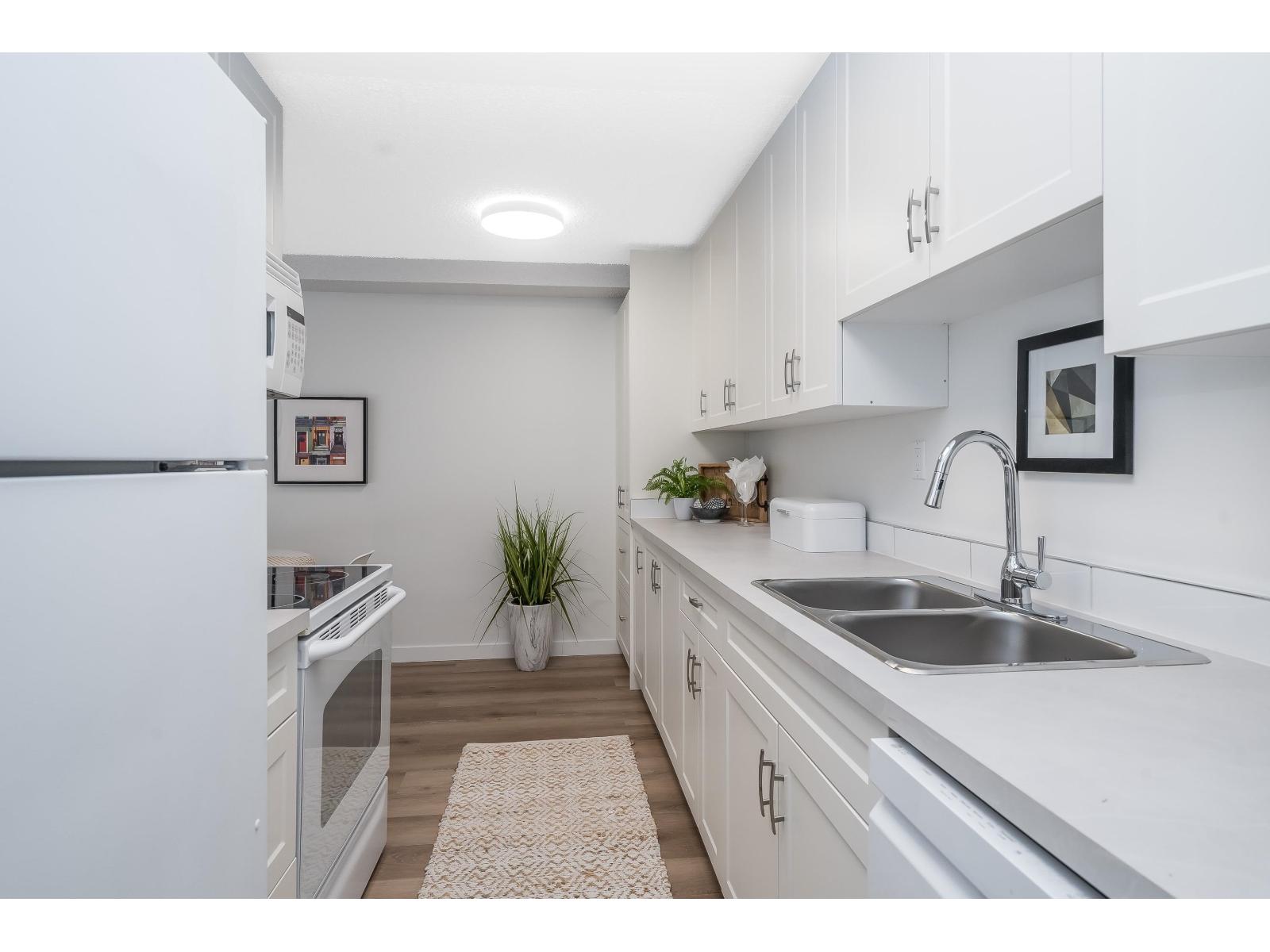 110 15020 North Bluff Road, White Rock, British Columbia  V4B 5A4 - Photo 9 - R3089205