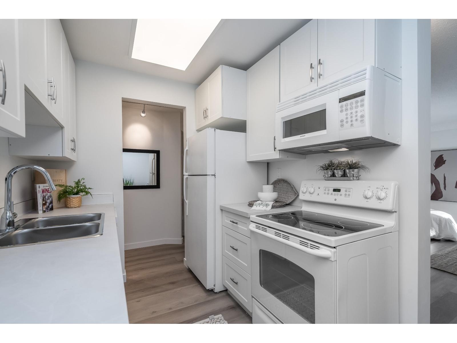 110 15020 North Bluff Road, White Rock, British Columbia  V4B 5A4 - Photo 11 - R3089205