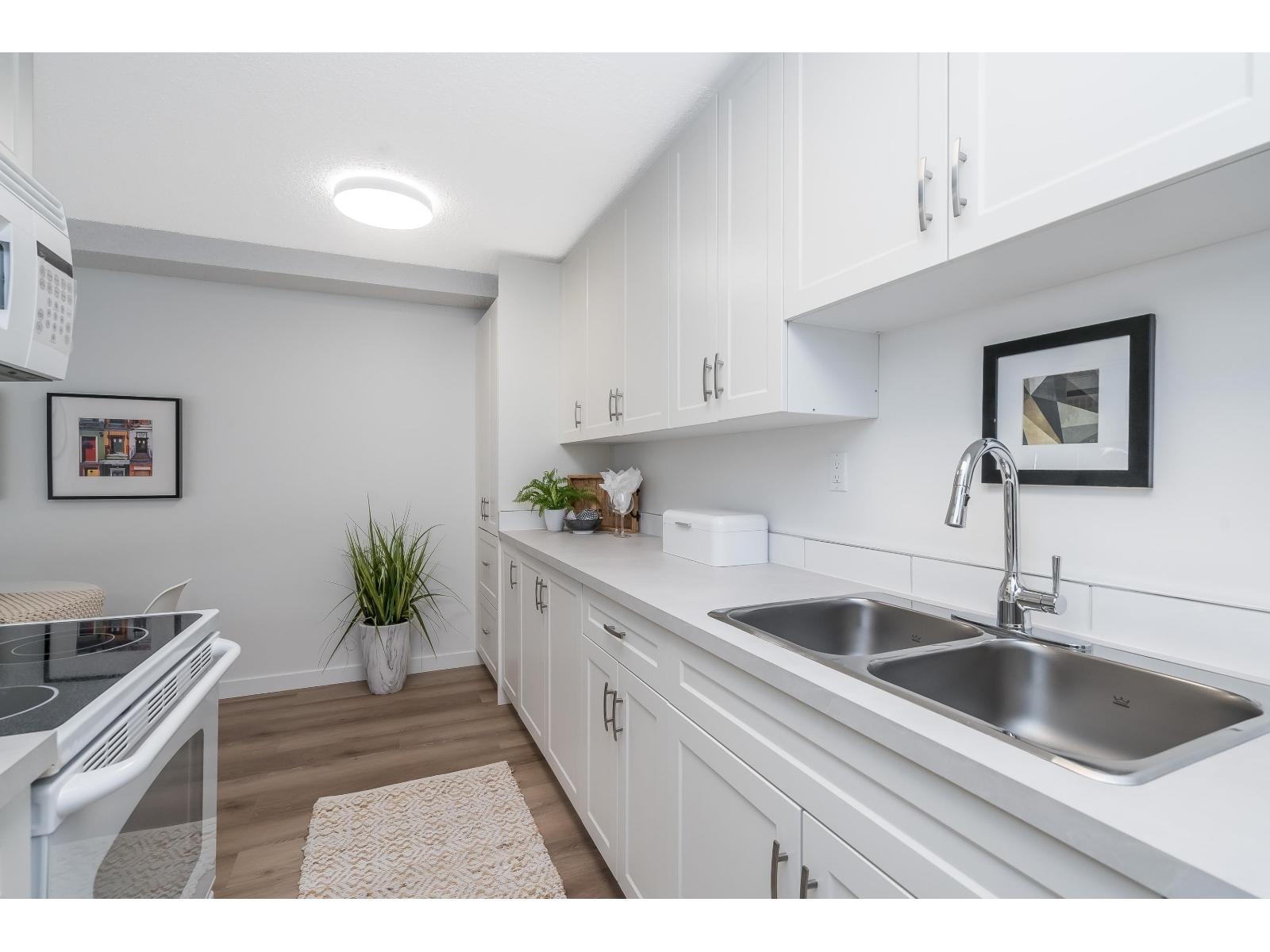 110 15020 North Bluff Road, White Rock, British Columbia  V4B 5A4 - Photo 7 - R3089205