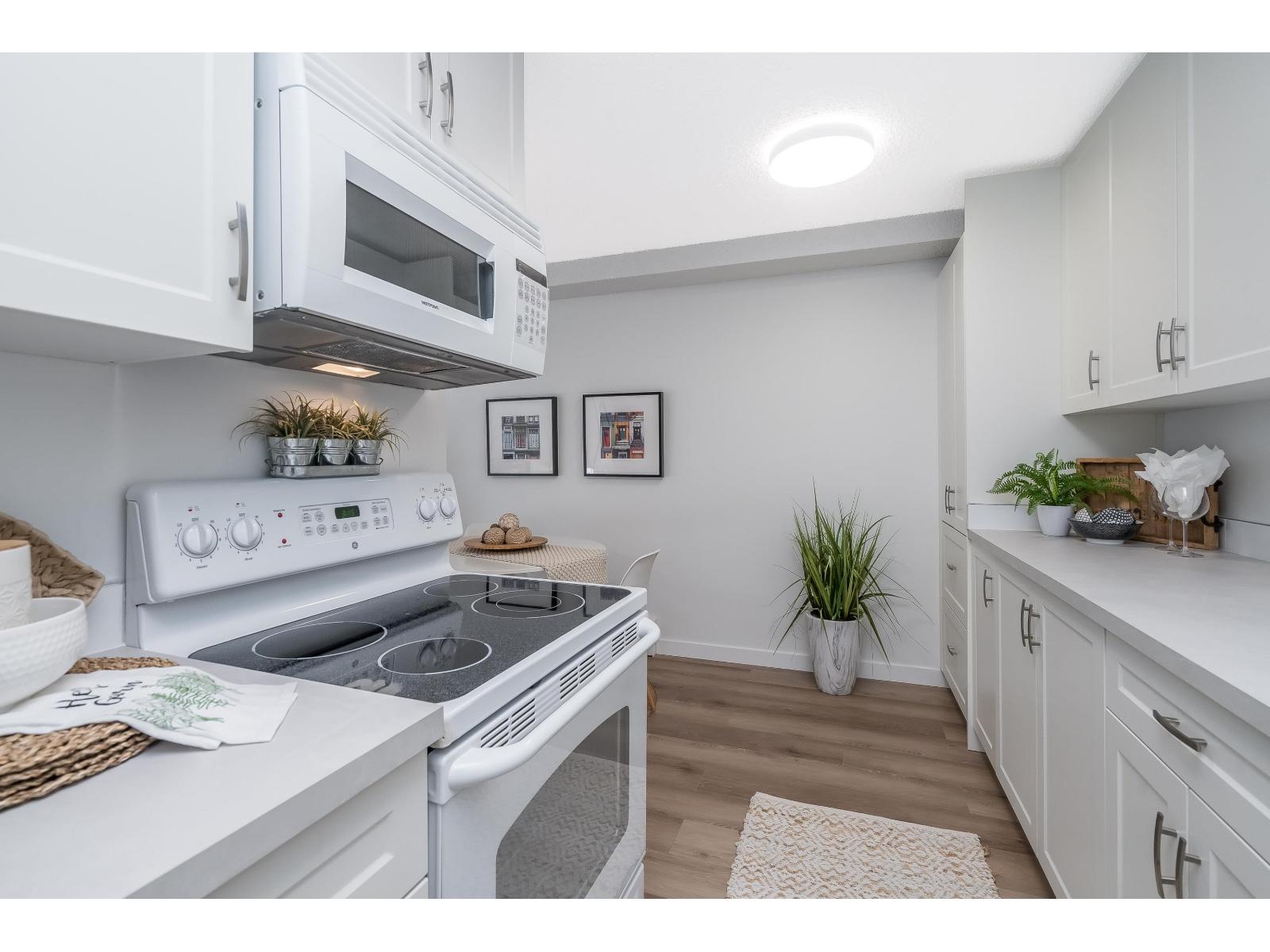 110 15020 North Bluff Road, White Rock, British Columbia  V4B 5A4 - Photo 10 - R3089205