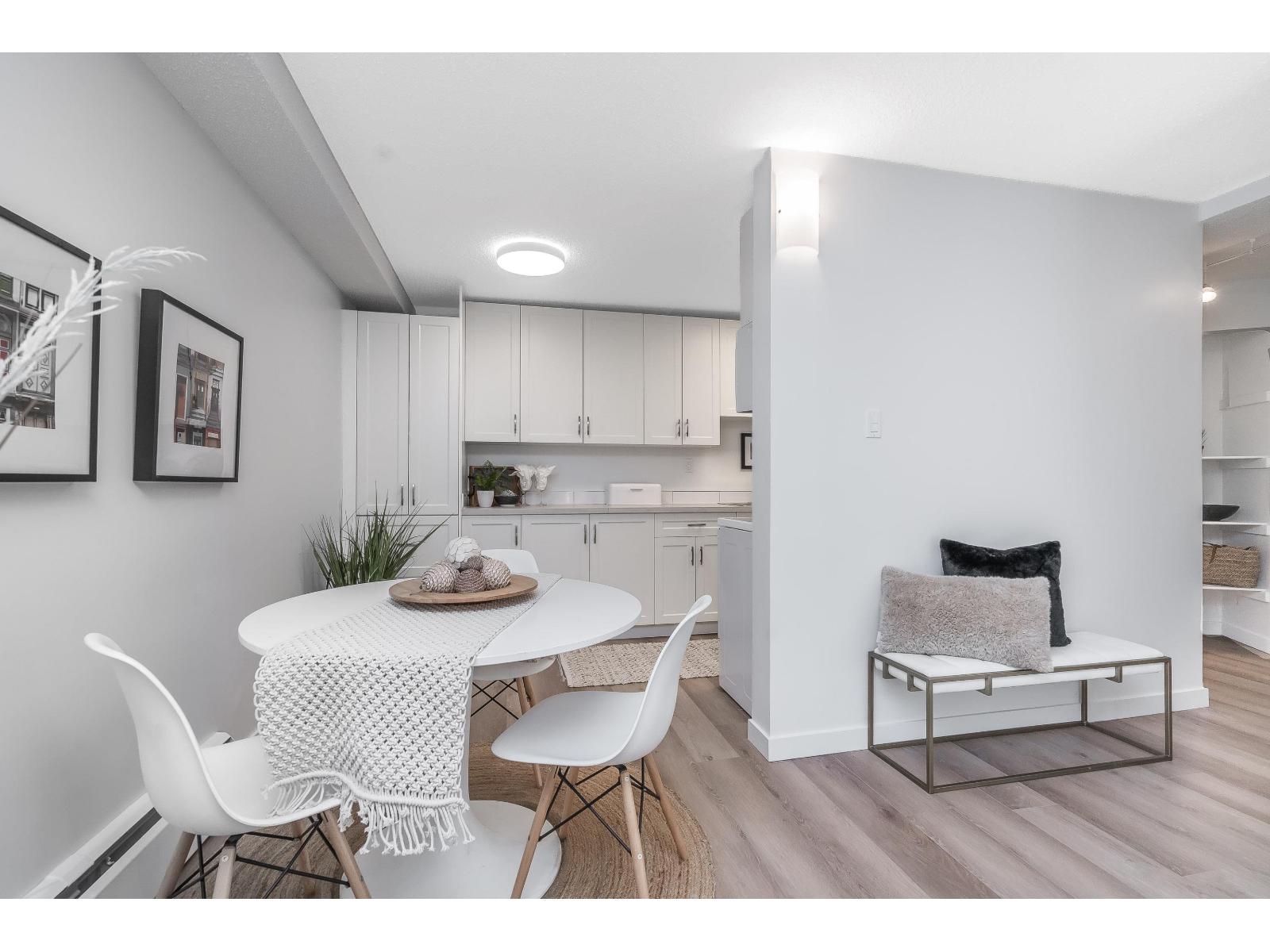 110 15020 North Bluff Road, White Rock, British Columbia  V4B 5A4 - Photo 4 - R3089205