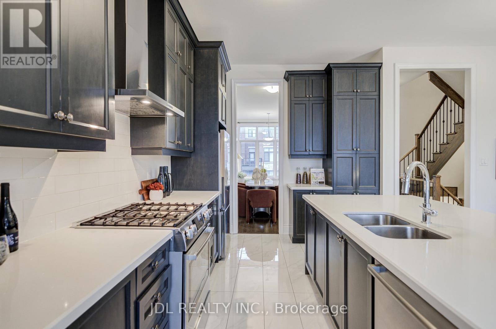 94 Carrville Woods Circle, Vaughan, Ontario  L6A 4Z6 - Photo 19 - N12787214