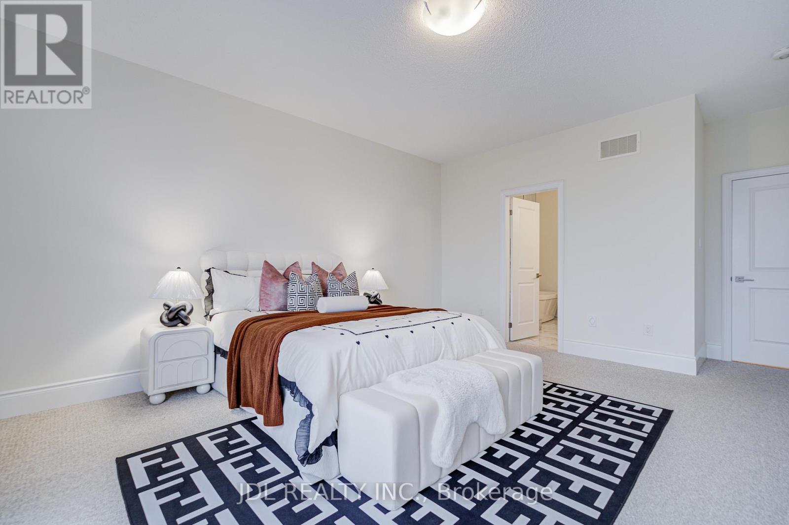 94 Carrville Woods Circle, Vaughan, Ontario  L6A 4Z6 - Photo 34 - N12787214