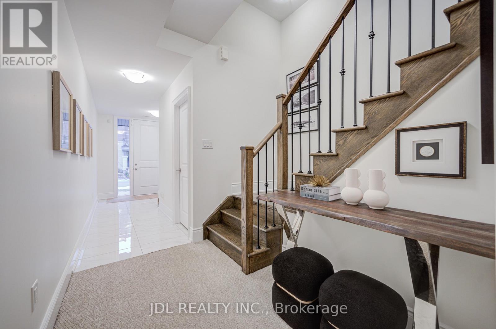 94 Carrville Woods Circle, Vaughan, Ontario  L6A 4Z6 - Photo 4 - N12787214