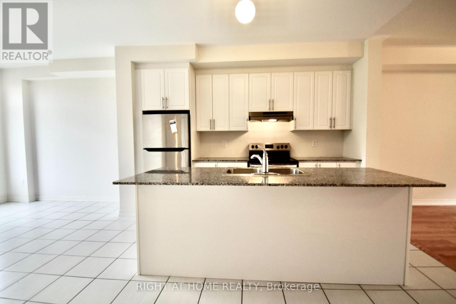 37 Queenpost Drive, Brampton, Ontario  L6Y 6L2 - Photo 12 - W12787230