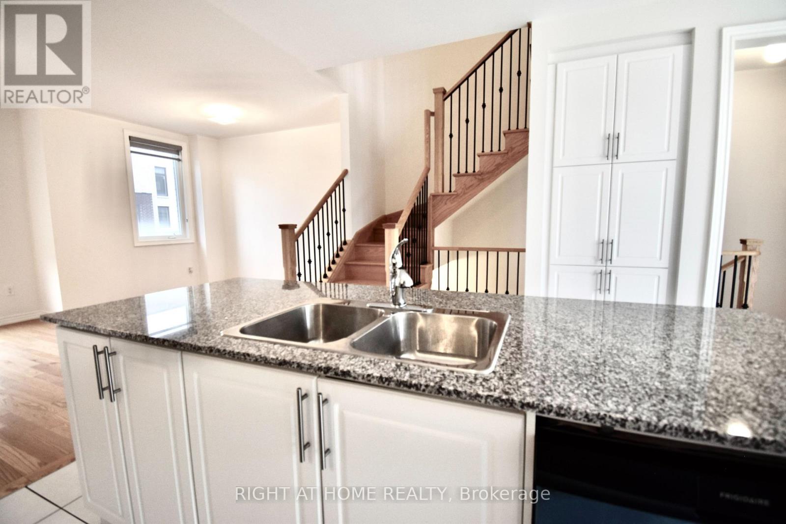 37 Queenpost Drive, Brampton, Ontario  L6Y 6L2 - Photo 15 - W12787230