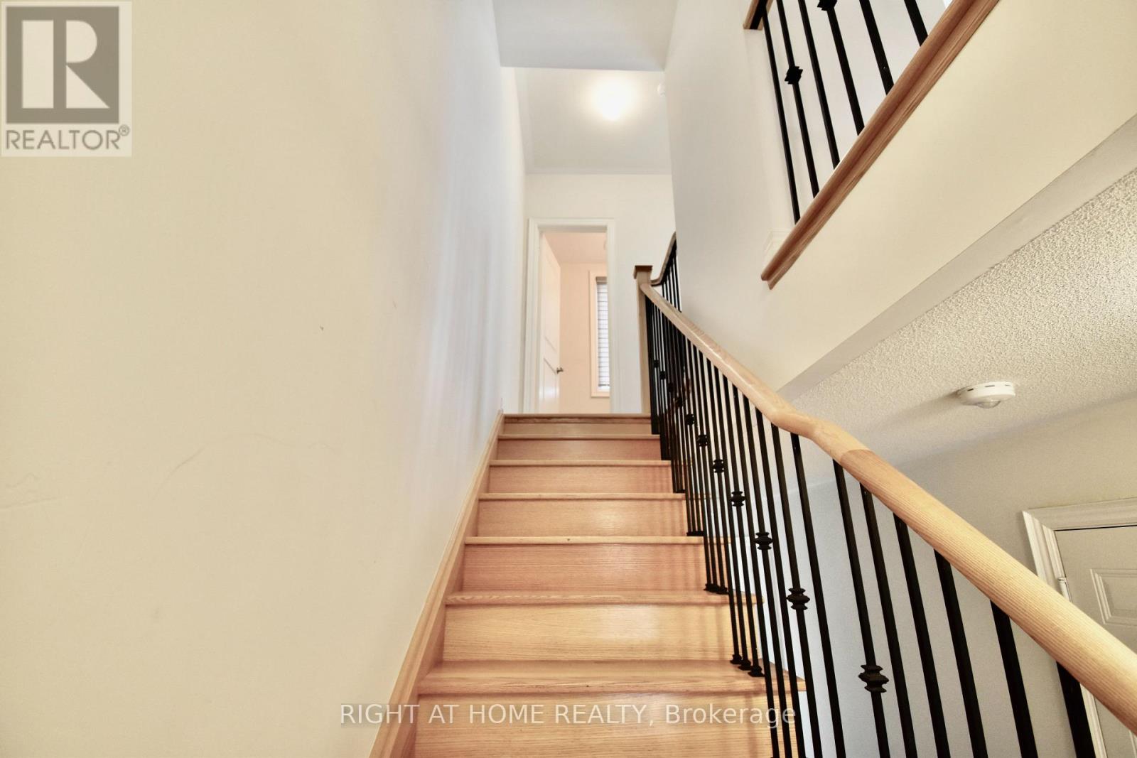 37 Queenpost Drive, Brampton, Ontario  L6Y 6L2 - Photo 5 - W12787230