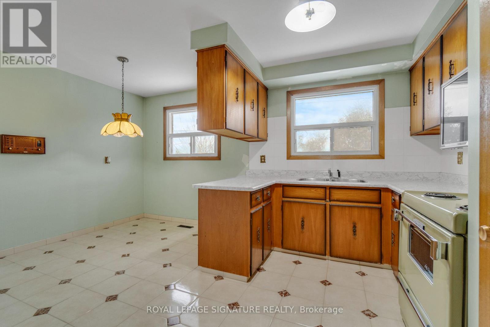 163 Milady Road, Toronto, Ontario  M9L 2J1 - Photo 11 - W12787236