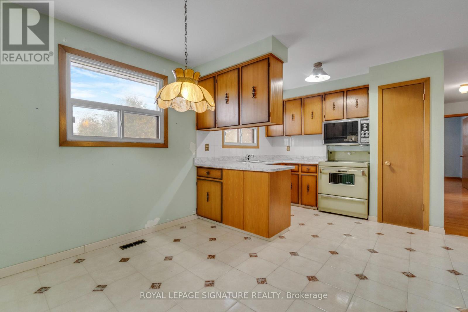 163 Milady Road, Toronto, Ontario  M9L 2J1 - Photo 9 - W12787236