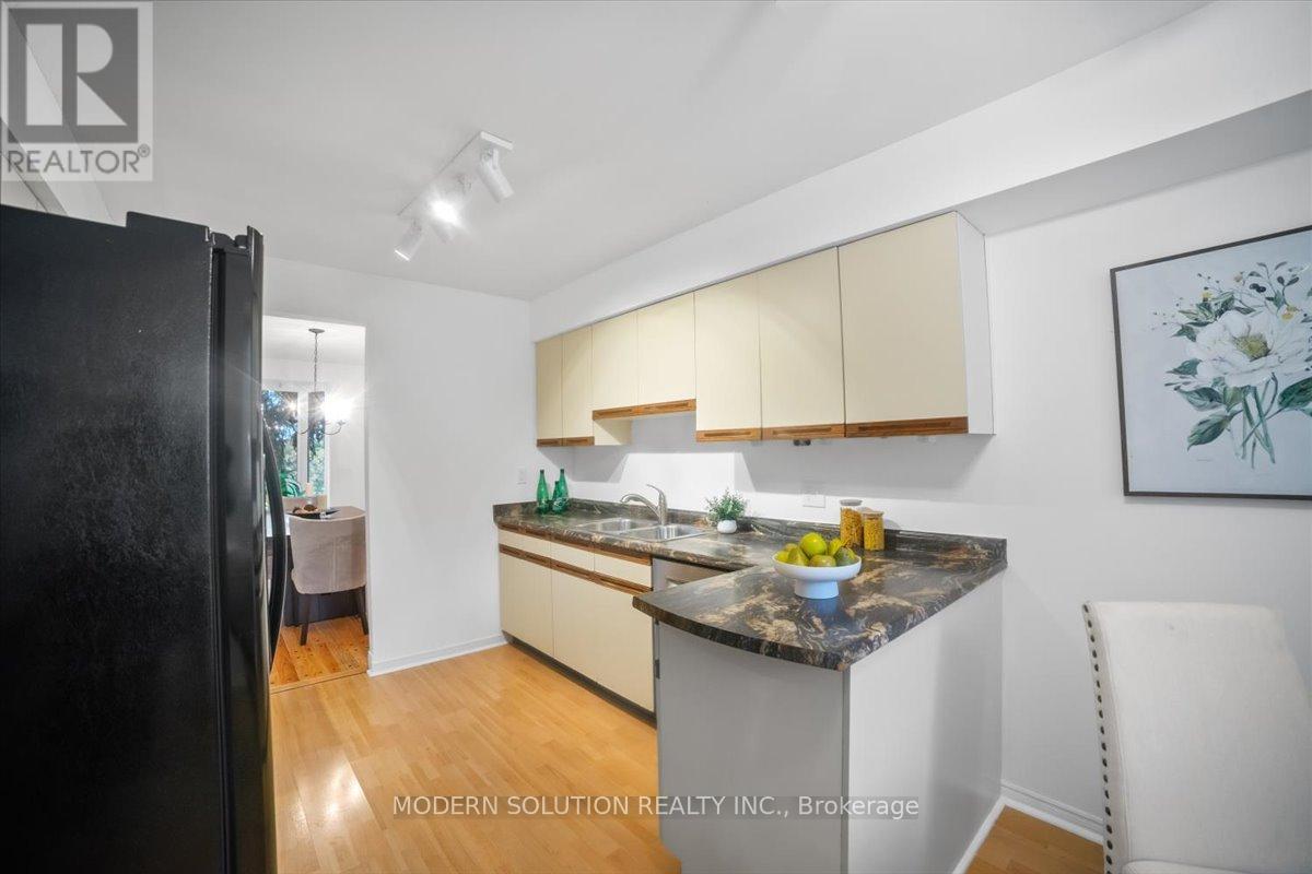 1464 Credit Woodlands Court, Mississauga, Ontario  L5C 3J5 - Photo 16 - W12702186