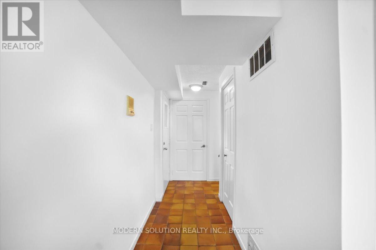 1464 Credit Woodlands Court, Mississauga, Ontario  L5C 3J5 - Photo 34 - W12702186