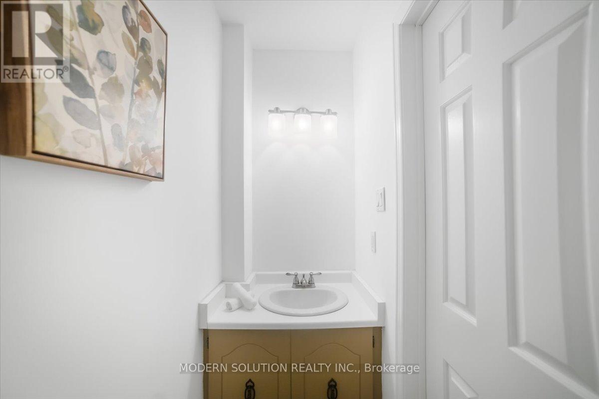 1464 Credit Woodlands Court, Mississauga, Ontario  L5C 3J5 - Photo 29 - W12702186