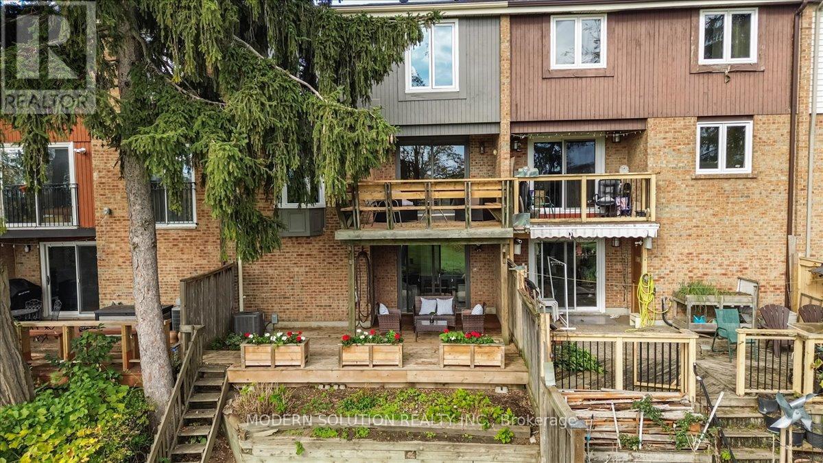 1464 Credit Woodlands Court, Mississauga, Ontario  L5C 3J5 - Photo 3 - W12702186