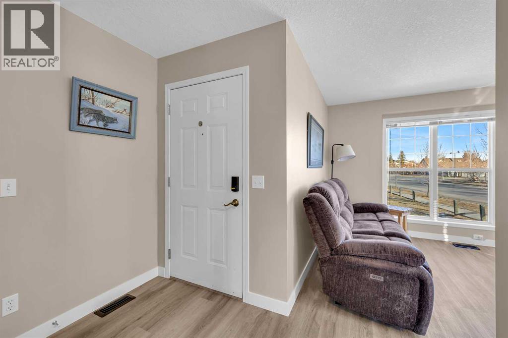 71 Eversyde Heath Sw, Calgary, Alberta  T2Y 4P8 - Photo 2 - A2285086