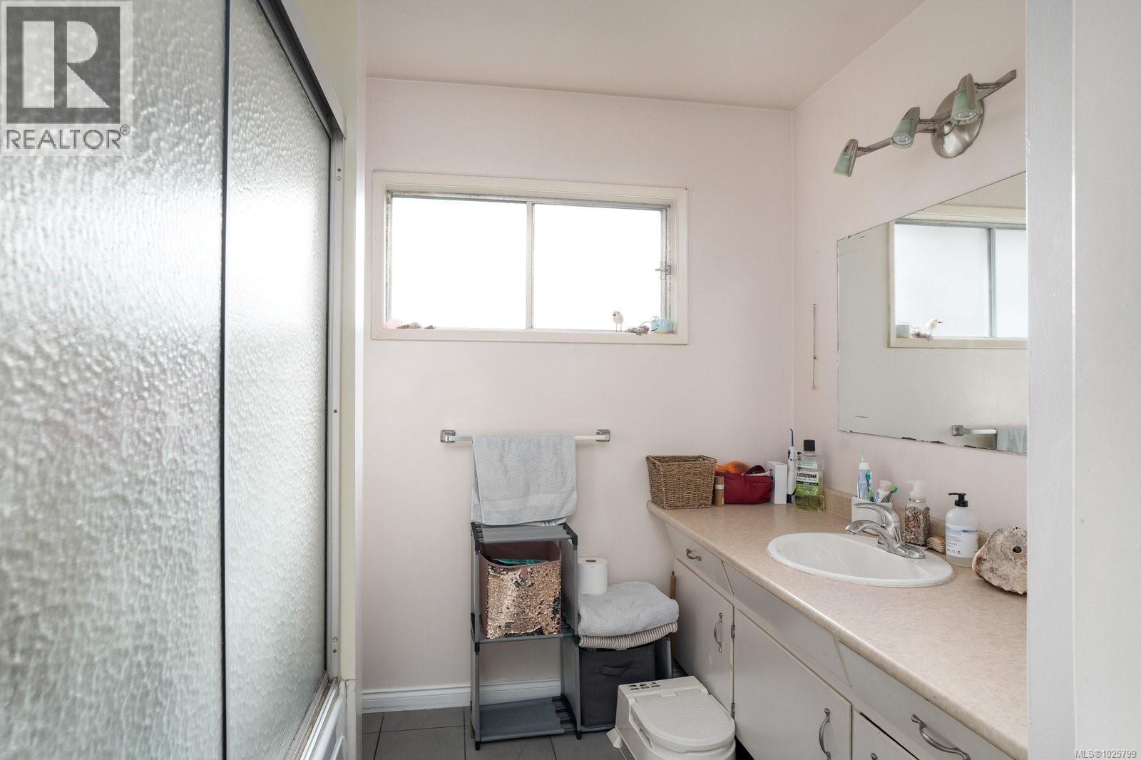 1015 Kenneth St, Saanich, British Columbia  V8X 3J3 - Photo 12 - 1025799