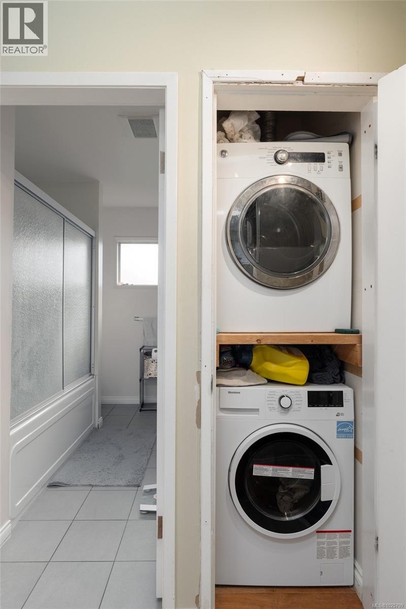 1015 Kenneth St, Saanich, British Columbia  V8X 3J3 - Photo 13 - 1025799