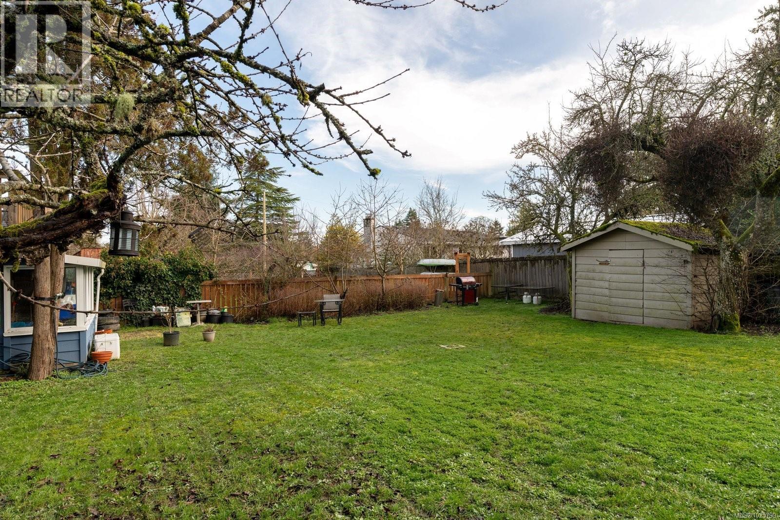 1015 Kenneth St, Saanich, British Columbia  V8X 3J3 - Photo 22 - 1025799