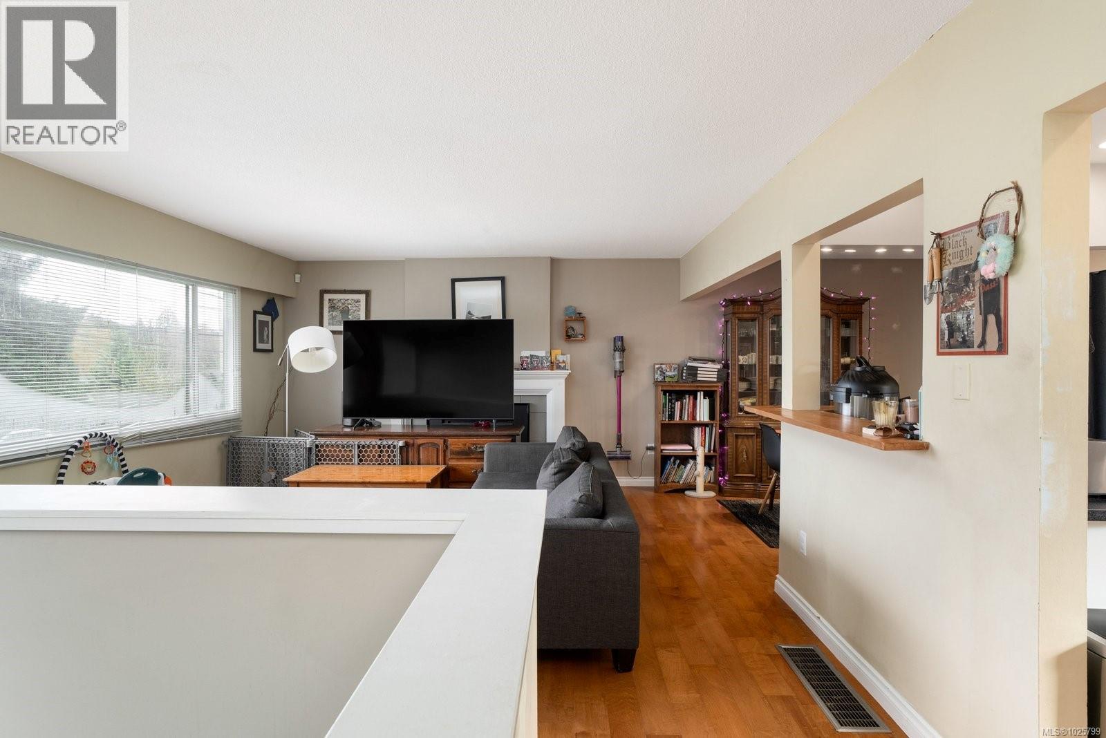 1015 Kenneth St, Saanich, British Columbia  V8X 3J3 - Photo 3 - 1025799