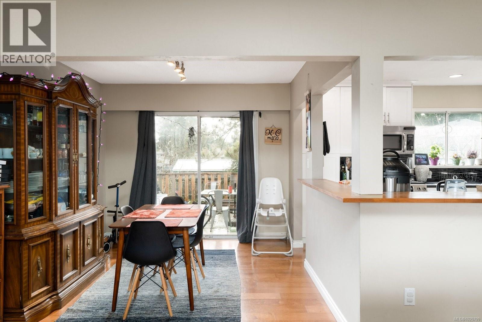 1015 Kenneth St, Saanich, British Columbia  V8X 3J3 - Photo 6 - 1025799