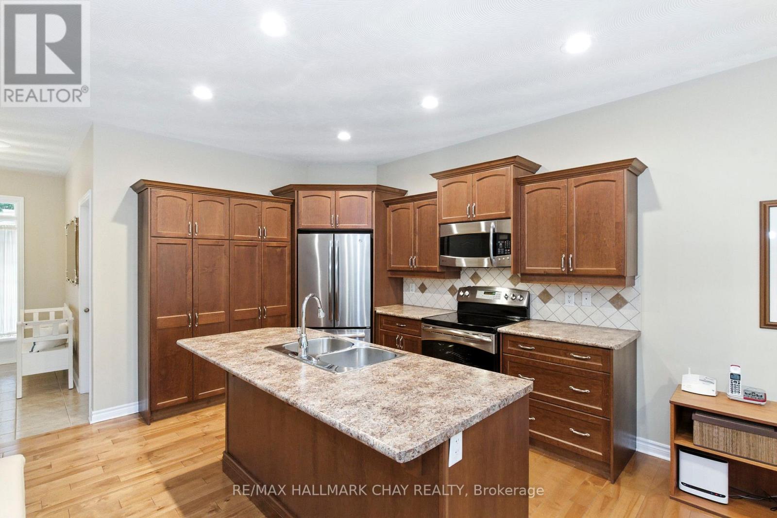 32 Valleycrest Drive, Oro-Medonte, Ontario  L0L 2L0 - Photo 10 - S12787354