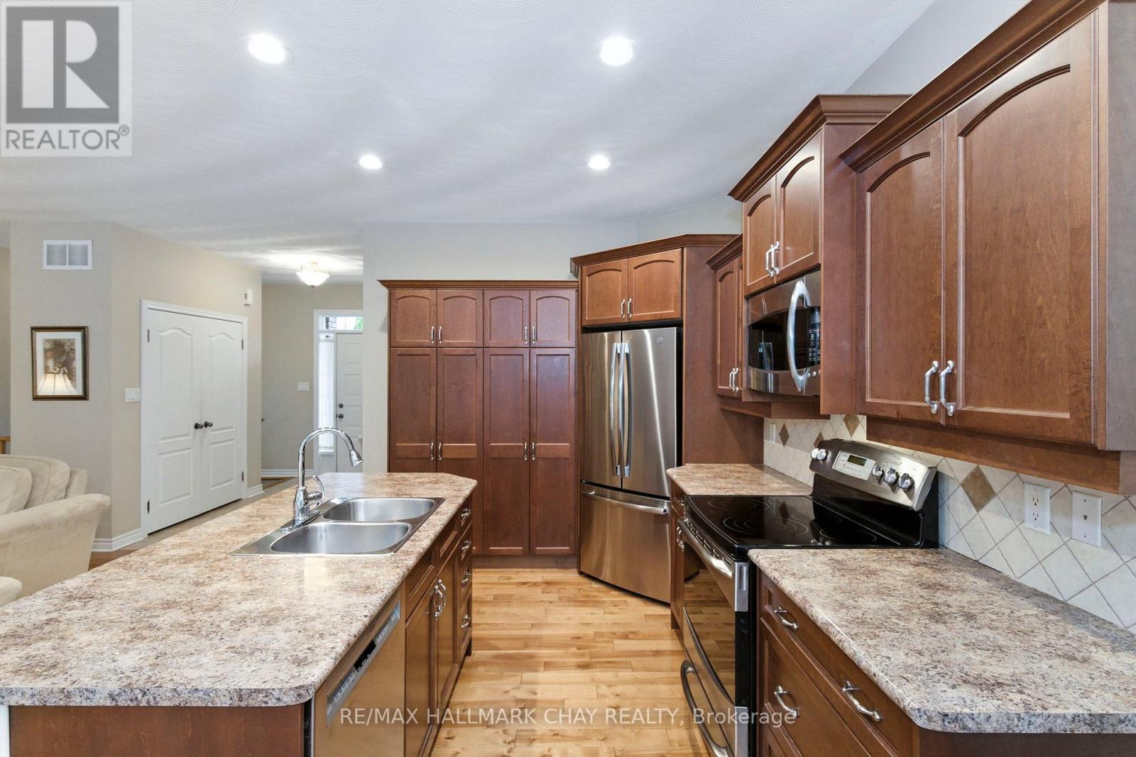 32 Valleycrest Drive, Oro-Medonte, Ontario  L0L 2L0 - Photo 11 - S12787354