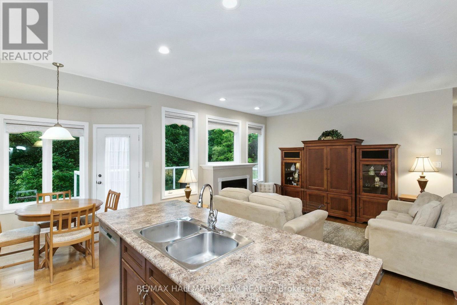 32 Valleycrest Drive, Oro-Medonte, Ontario  L0L 2L0 - Photo 12 - S12787354