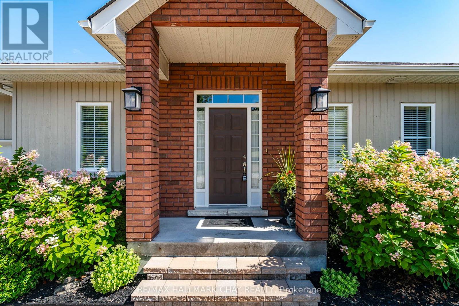 32 Valleycrest Drive, Oro-Medonte, Ontario  L0L 2L0 - Photo 6 - S12787354