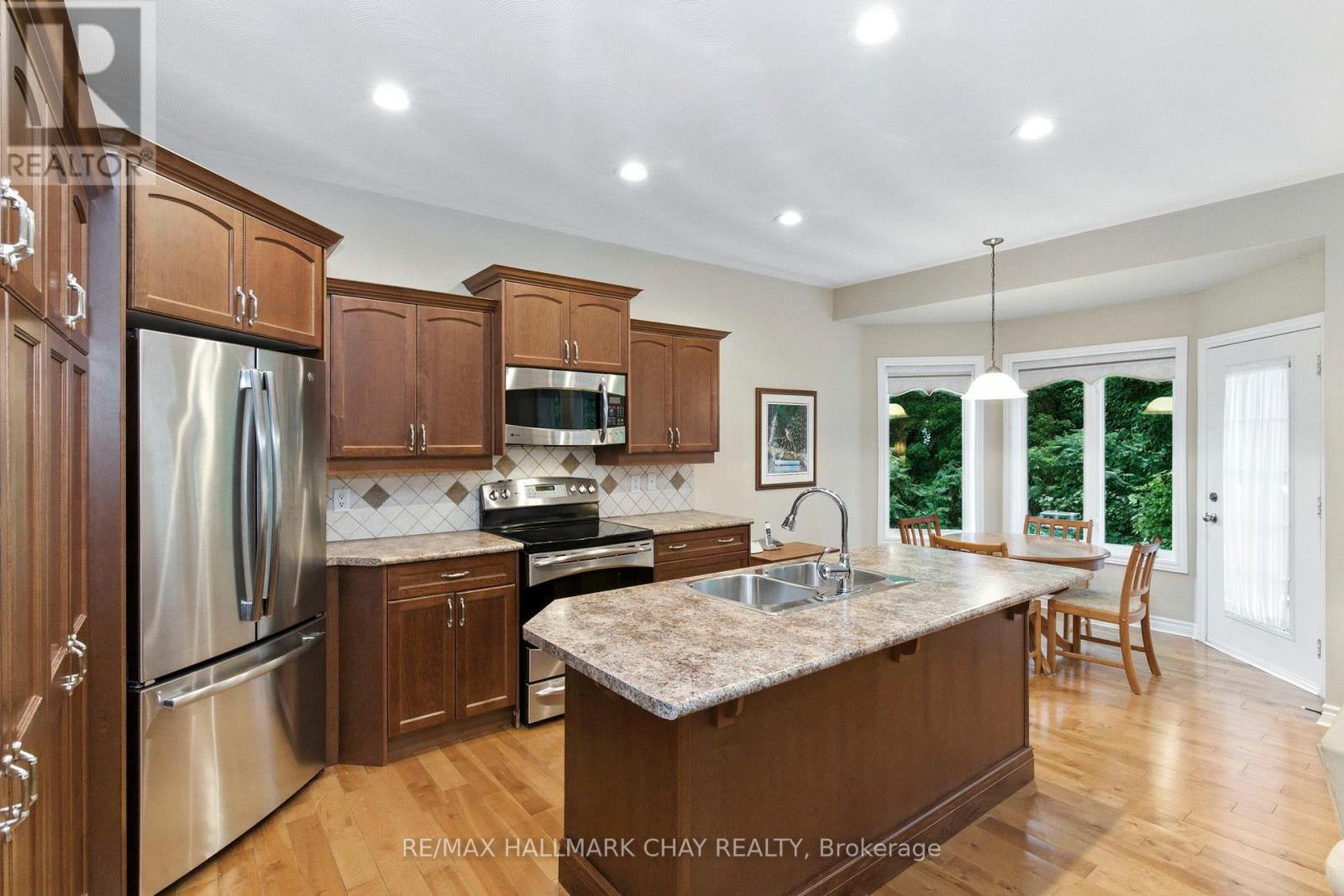 32 Valleycrest Drive, Oro-Medonte, Ontario  L0L 2L0 - Photo 8 - S12787354