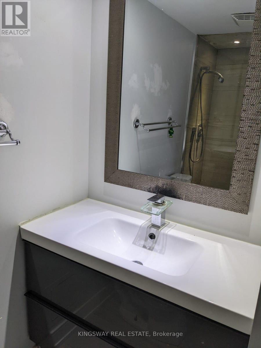 404 - 350 Webb Drive, Mississauga, Ontario  L5B 3W4 - Photo 13 - W12787386