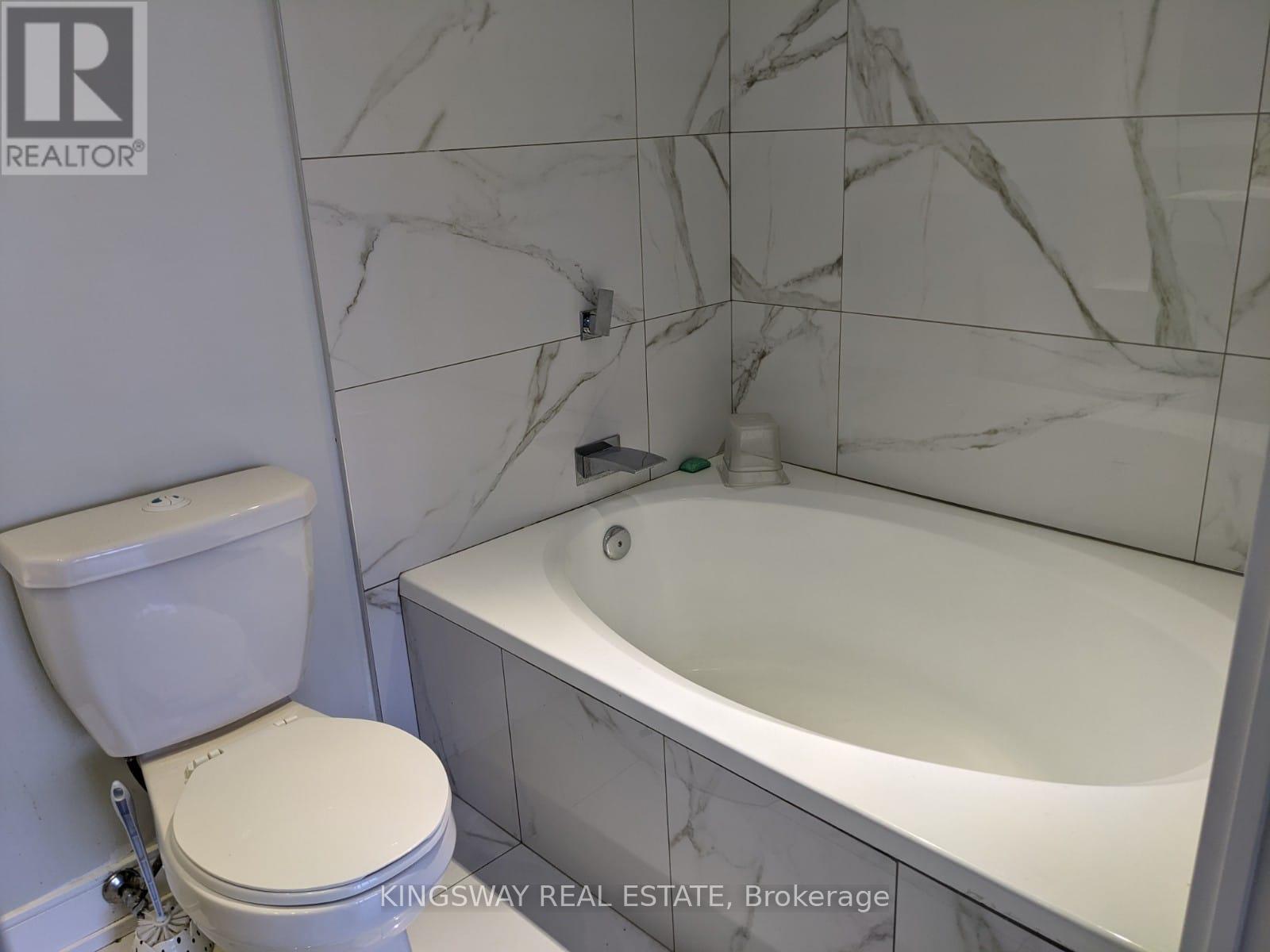 404 - 350 Webb Drive, Mississauga, Ontario  L5B 3W4 - Photo 14 - W12787386