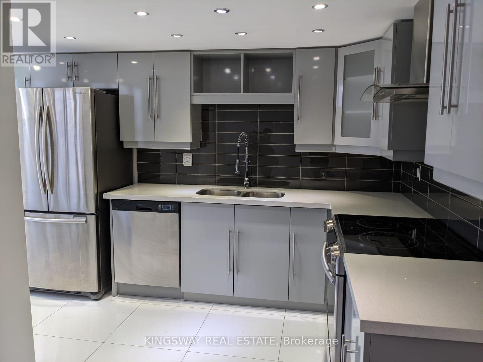 404 - 350 Webb Drive, Mississauga, Ontario  L5B 3W4 - Photo 2 - W12787386